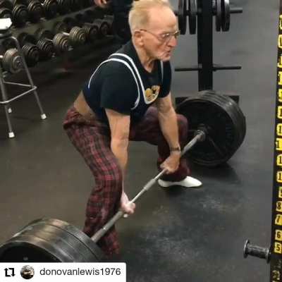 Joe stockinger lifts 183kg for two reps at 90 years old