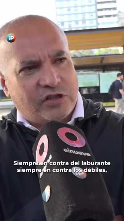 La gente opina sobre el DNU