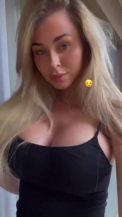 Blonde bombshell 🤍
