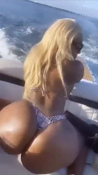 Thicky Minaj (@Thi<wbr>ckymi<wbr>naj_)