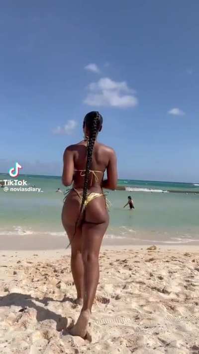 I can watch her walk all day🍑