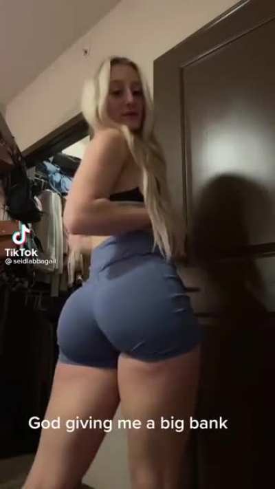 🍑 looking 😋