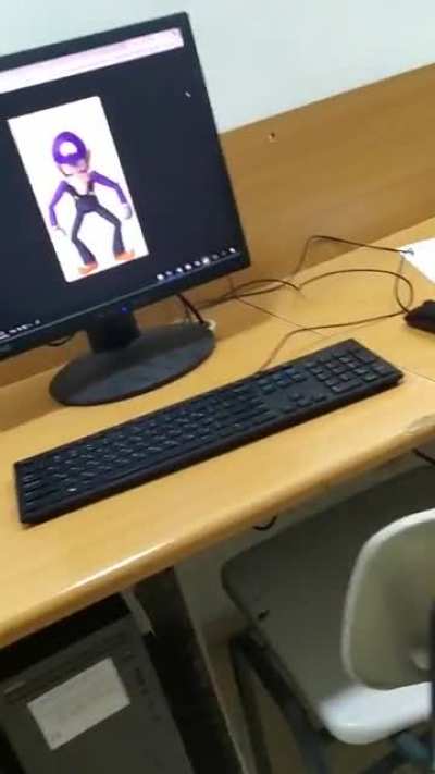 תערוכה במחשבים אצלי בבית ספר אבל שוב