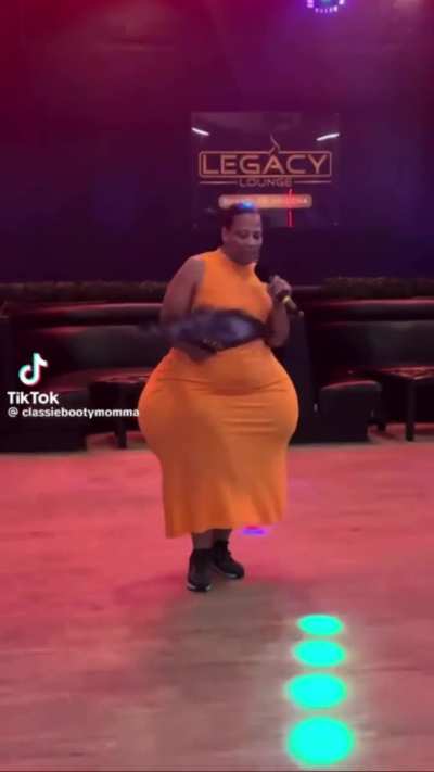Curvy Aunty