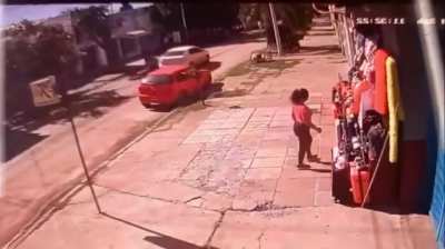 Resistencia: Comerciantes agarraron a una mechera con las manos en la masa y la embalaron