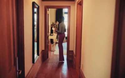Deepika Padukone is such a ass queen ,she looking fuckin sexy in this satin shirt ...just pause at right moments and start jerking