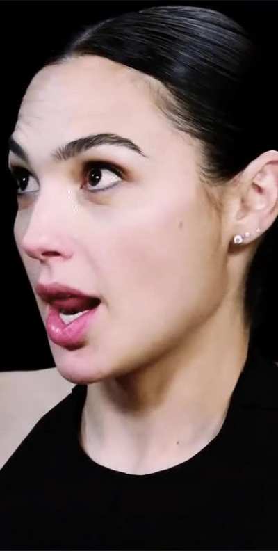 Imagine Gal Gadot doing this to the tip of your 🍆