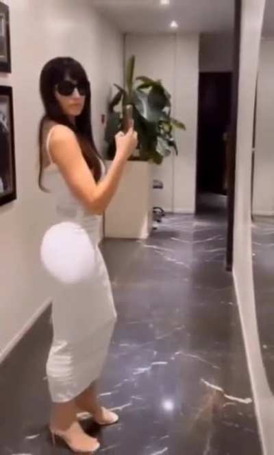 busty nora fatehi
