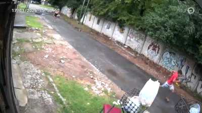 Vecinos en alerta tras la presencia de un manoseador en Quilmes Oeste, el hecho ocurrió en la intersección de Andrade y Joaquín V. González y las autoridades buscan intensamente al acusado
