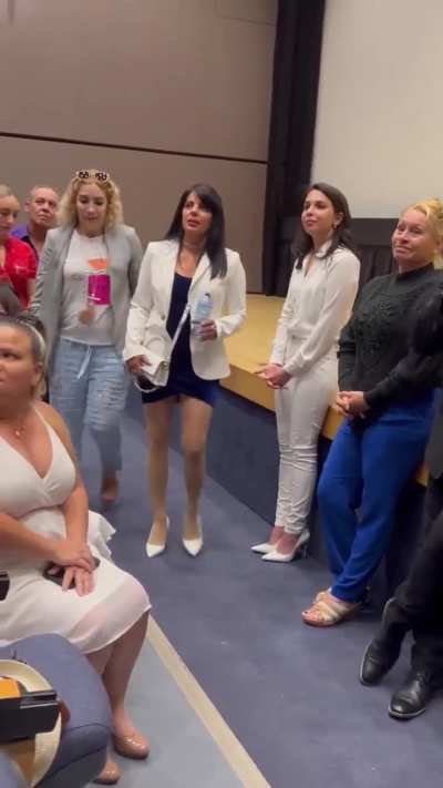 Last night, A young “communist” from Canada interrupts the screening of the film “Plantadas” saying that she knew Cuba and that everything was false… a foreigner teaching Cubans how to live on the island, luckily those present put her in her place ! Video