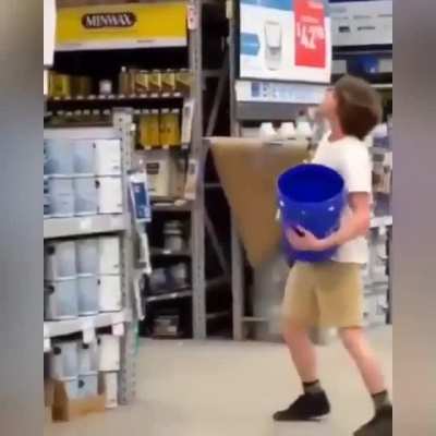 O cara tá pedindo pra apanhar só pode kkkkkkkk