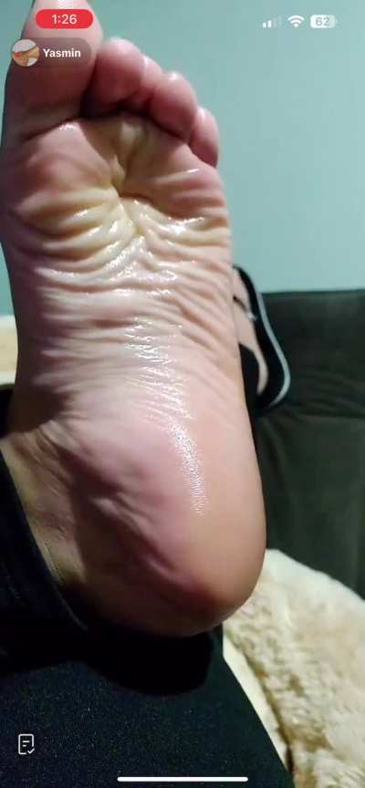 yasminqueenfeet oils up her soles on live for us!