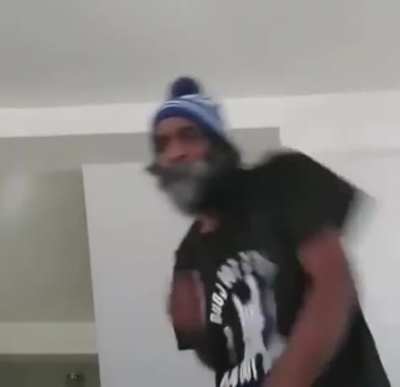 Cuando me manda a hacer aseo pero no hay escoba por que mi madre me la quebro en la costilla
