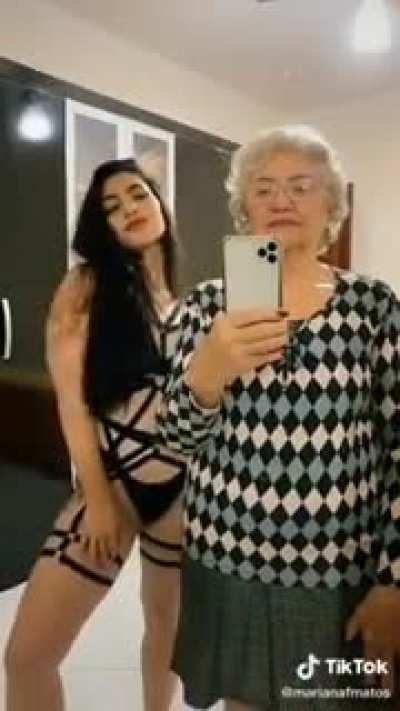 Such a supporting grandma
