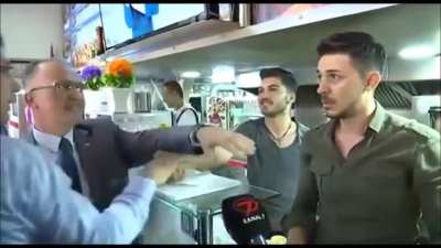 İmamoğlu, vatandaşı öldüresiye tokatlıyor.