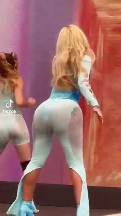 Iggy Azalea Shaking Her Ass On Stage