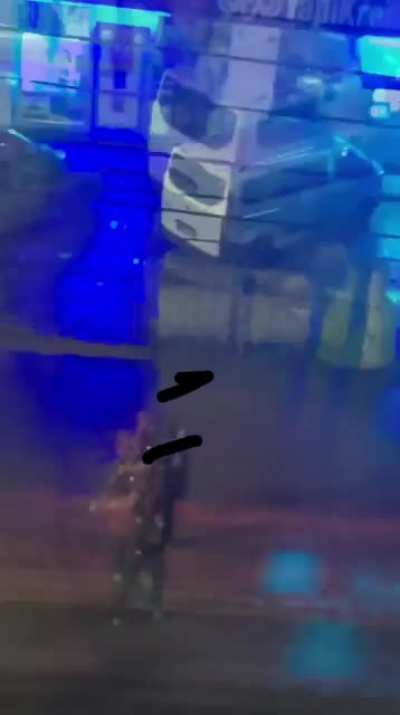 Gece 4 dışarı baktım yağmurda beraber ıslanıyolardı ben de arkaya müzik koydum 💖