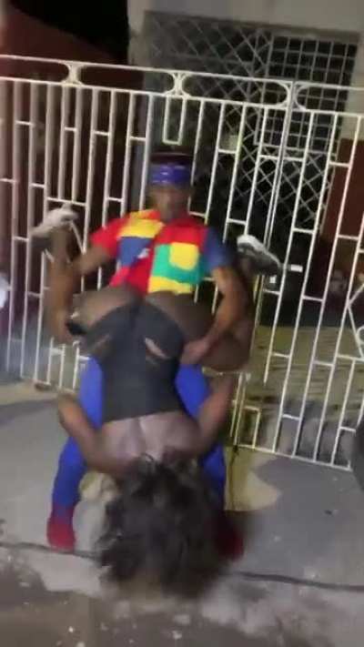 Proper Shellingz 'pon di fence!
