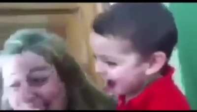 Niño le pega a su hermanito