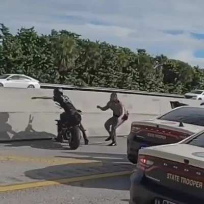 Quando o governo não atrasa o salário do polícia