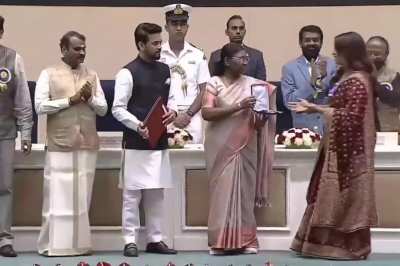 Shreya Ghoshal receiving her 5th National Film Award 🎖😍