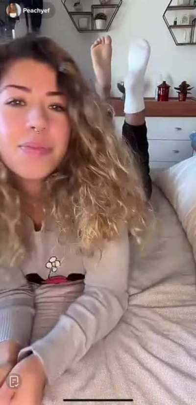 semprepeachy - Soles, the pose!