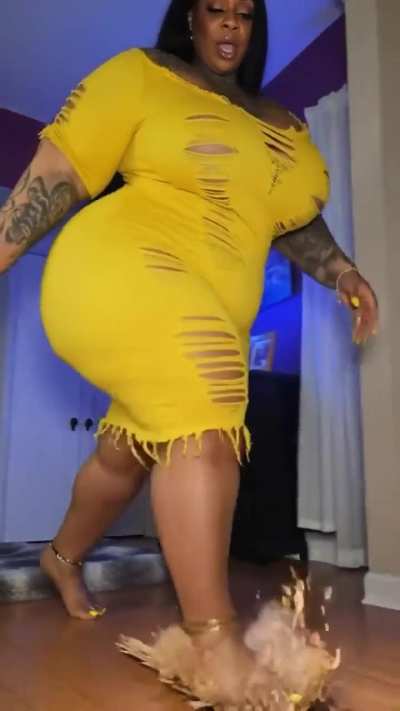 A beautiful giantess goddess coming your way sweetheart 💦