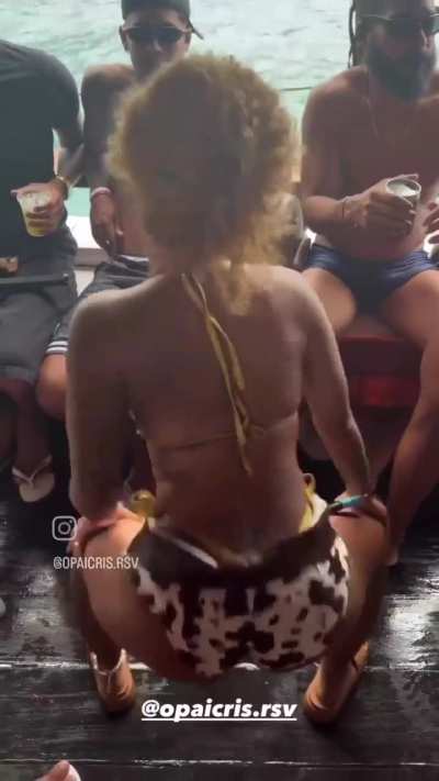 Sara Cristina pretinha rabuda rebilando