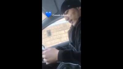 Будущий водитель такси или общественного транспорта сдаёт экзамен в Санкт-Петербурге. Скоро на дорогах нашей многонациональной страны!