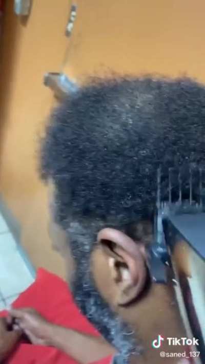Guy tells man he’s a barber & gives out free haircuts