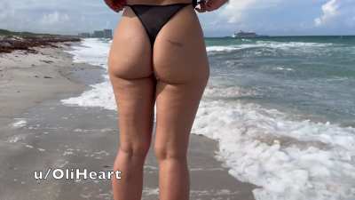 This is how a naughty girl behaves at the beach
