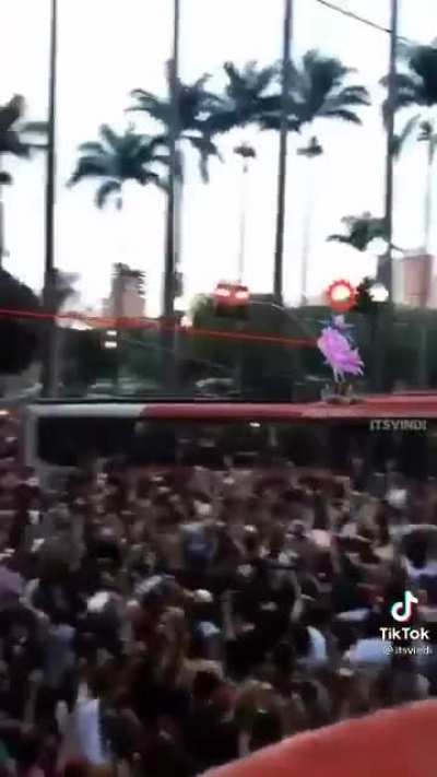 Cuntlyn’s attempt to assassinate Seraphiana Grande at her concert