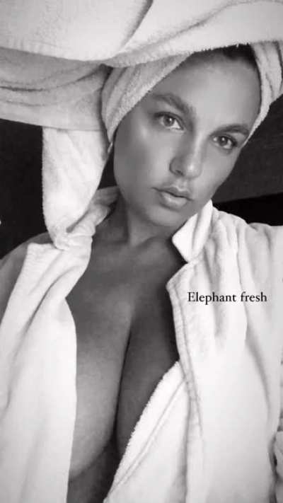 I like her b/w photos. She looks so sexy!
