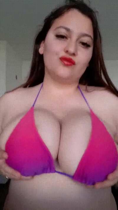 I'm starting to love my big natural boobs more and more!