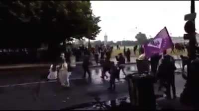Je poste cette vidéo même si elle a déjà été discutée sur un autre fil. Je fais partie en effet de ceux qui on réagi un peu trop vite à la vidéo montrant les policiers attaquant la soignante, qui s'apparente maintenant au vue de l'absence des évènements a