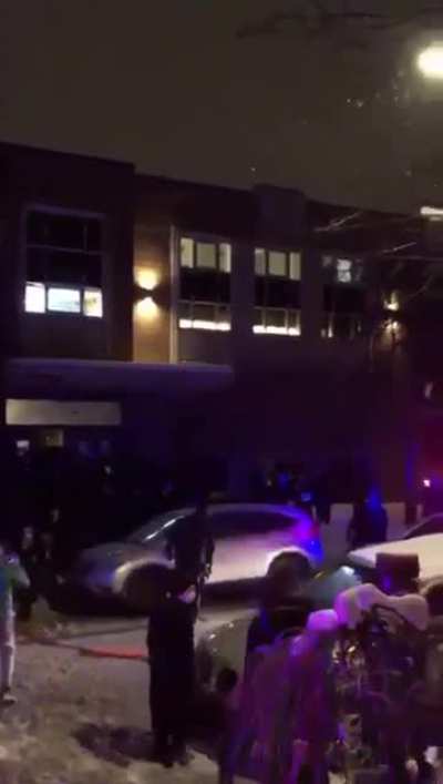Plus de 200 personnes de la communauté juive hassidique tenant des prières à Montréal. ( et s'échappent sans tickets)