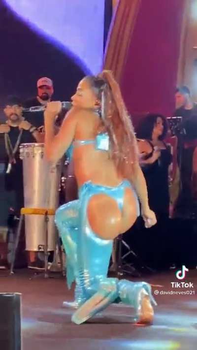 Anitta from the right angles