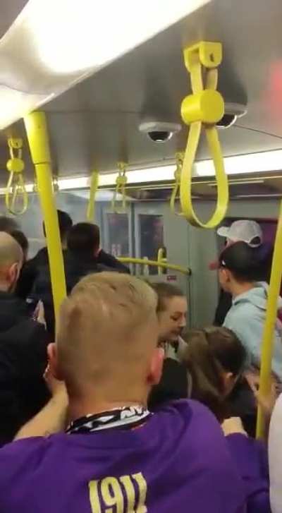 Wiener Derby gestern: Pyro in der U-Bahn