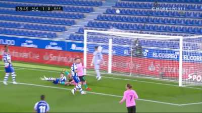 Alavés - Barcelona 38' - Messi yellow card for protesting (kicks the ball), fouls on Messi and De Jong before