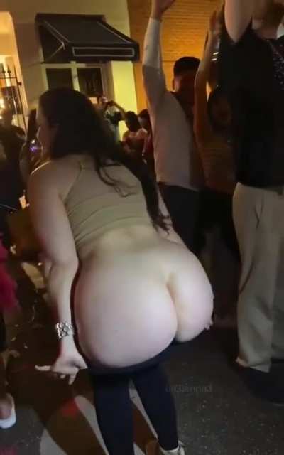 Gianne J - Uma baixaria de BUNDA. Huge Ass on American party. 