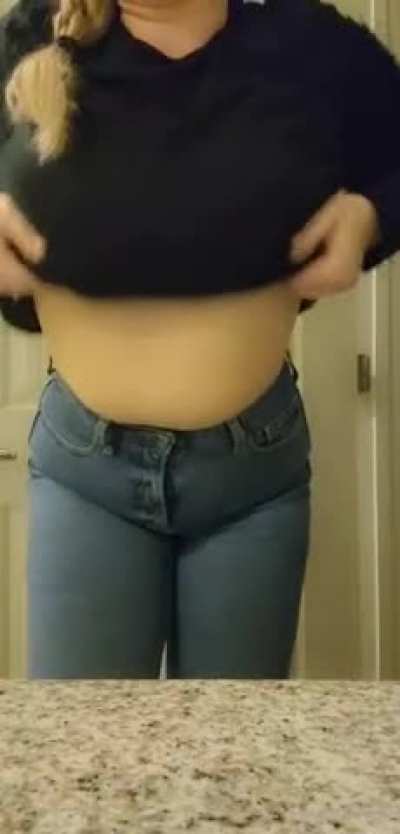 Hope you like soft, curvy mom bods 😏 [drop]