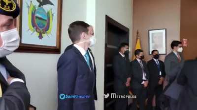 Na última cerimônia antes de deixar o Equador - e sem saber que era filmado - o presidente Jair Bolsonaro se lembrou de colocar a máscara antes de se despedir de autoridades. “Estou dando mau exemplo aqui”, disse por ser o único sem a proteção no local...