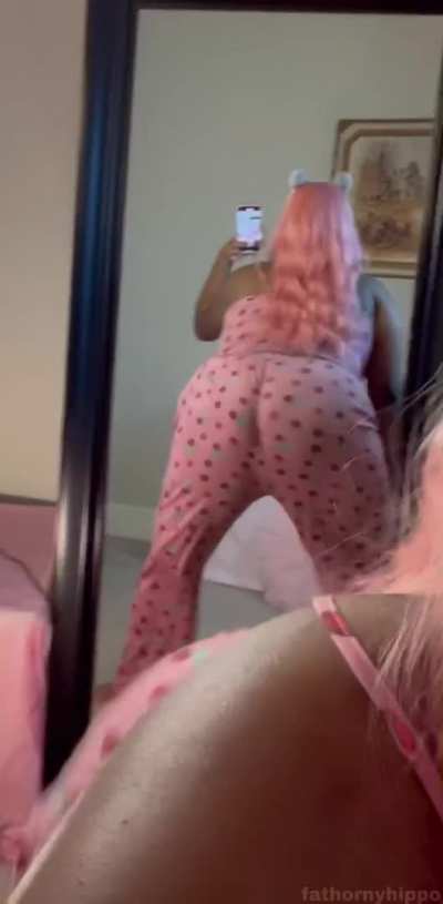 Twerking beginner. I hope you don’t mind me practicing!