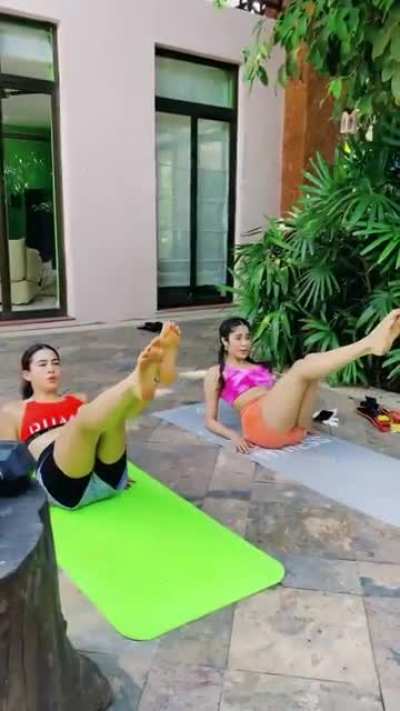 Sara ali khan and Janhvi kapoor teasing us with worko<wbr>ut😋😋