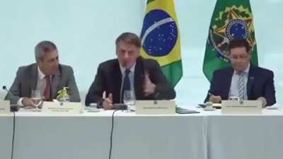 Quando Bolsonaro vai fazer uma palestra, eu vejo exatamente assim.....