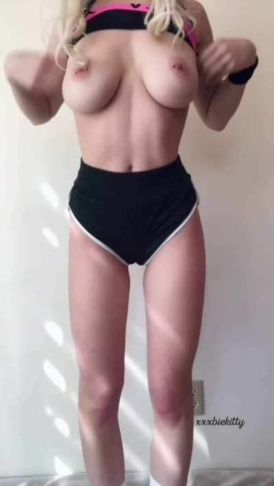 This sports bra hides a bigger drop than you’d expect ;)