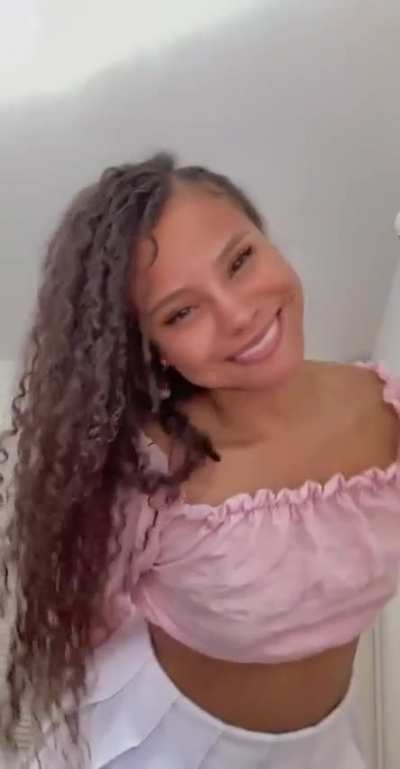 Emi (@xem<wbr>ily.s<wbr>miles<wbr>x)
