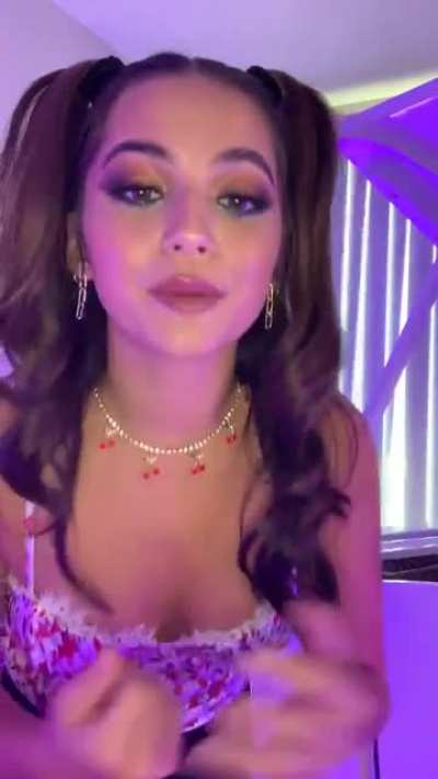 Izzy on her Live