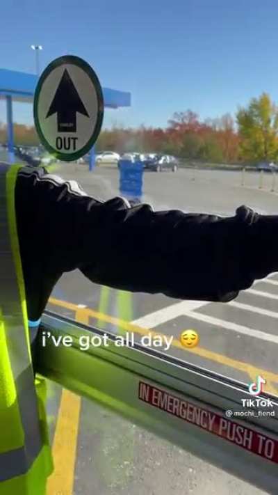 Guy freaks out on Walmart employees because he couldn't pick up a laptop he ordered for delivery