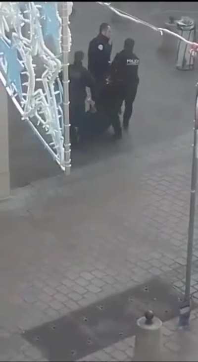 Update on the woman who set fire to a bank: she got put in custody by 2 (then 3) police officers as firefighters attempt to keep the blaze in check